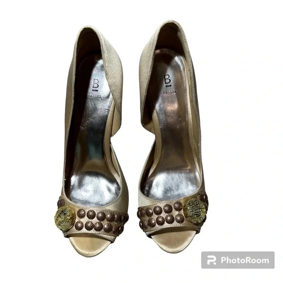 Bakers Sonya Taupe High Heel Faux Wood Grain Heel Studs & Diamond accents Size 8 - Picture 3 of 10